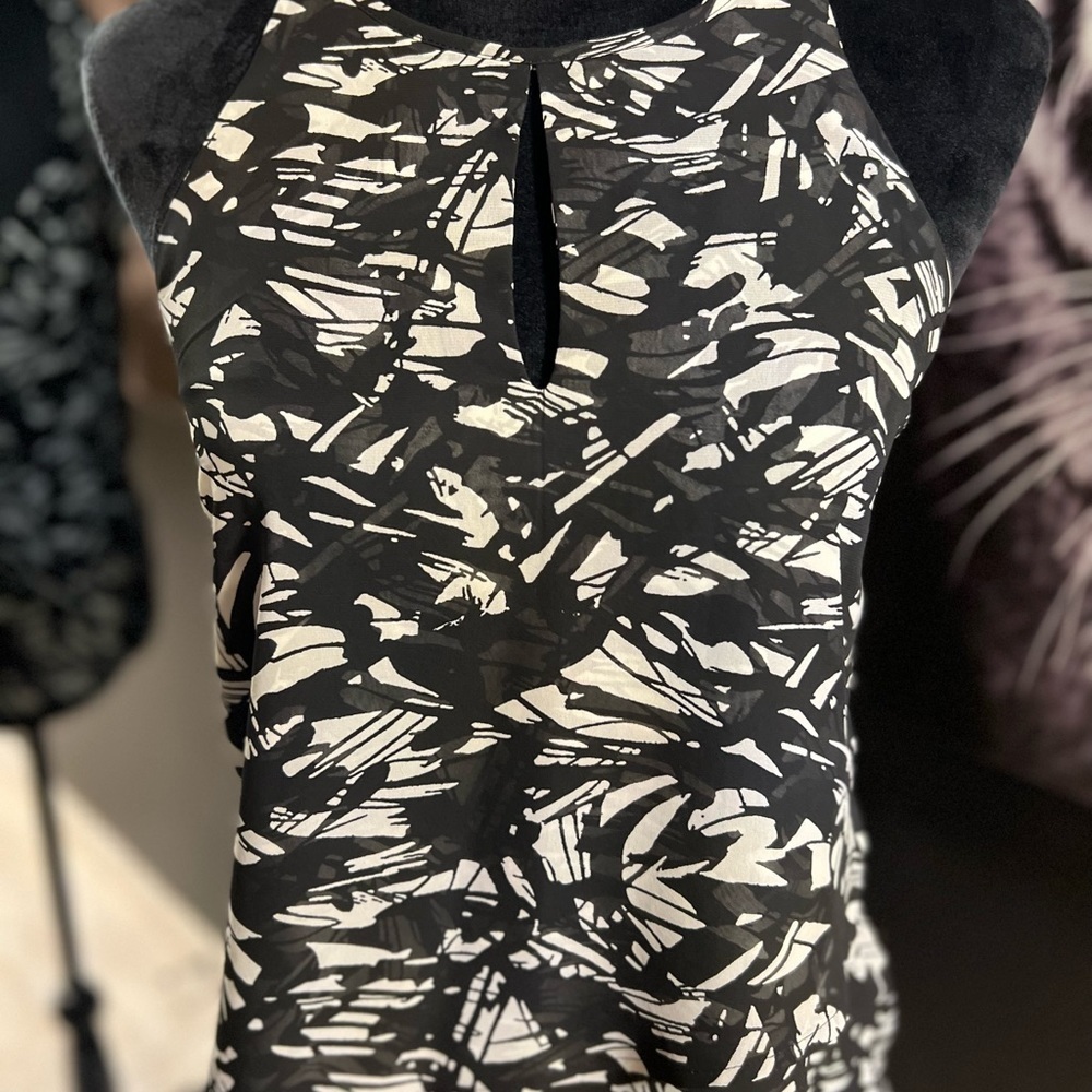🖤🤍LIKE NEW BANANA REPUBLIC SLEEVELESS KEYHOLE FRONT BLACK & WHITE BLOUSE sz XS - Picture 3 of 7